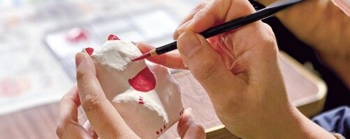 【富山で観光体験】 南砺市にある『五箇山和紙漉き体験館』で、紙塑人形の絵付けを体験！
