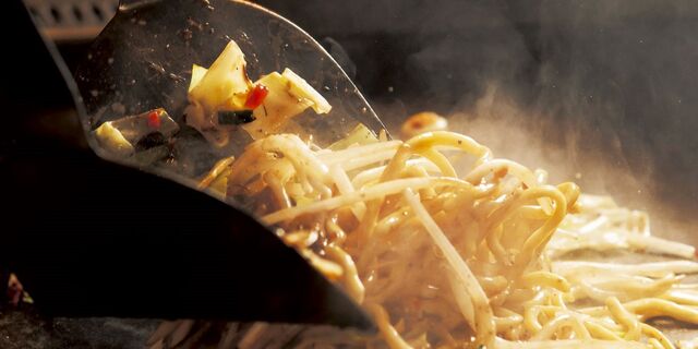 香ばしさ全開！魅惑のアツアツ鉄板グルメ